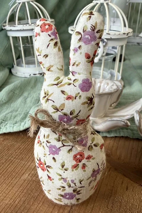 Stoffhäsli lila Blümchen stehend H11cm