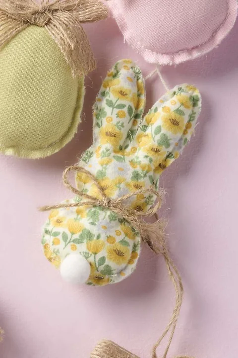 Stoffhäsli mit Pommelchen gelbe Blumen H10.5cm